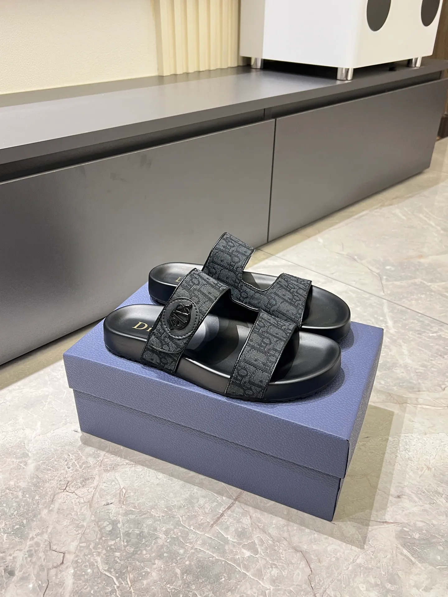 Men's men's shoes 💰p300 Size 38-45 Dior Dior's latest H-Town series Oblique thick sole slippers sandals Original purchase development and production This Dior H-Town sandals pay tribute to the classic logo of sports style and highlight Dior's high-end spirit. Crafted from black rubber with a beige and black Oblique printed upper, it's accentuated with tonal calfskin details. The rubber sole incorporates a variety of elements and is embellished with the Dior logo for a refined, futuristic look. Can be worn with shorts or jeans. Comes with exquisite packaging at the counter 🛍📦 ▪️ Fabric: Original customized imported Oblique embroidery ▪️ Lining: Imported soft sheepskin ▪️ Sole: Original molded ultra-light foam material ▪️ Bottom thickness: 4CM